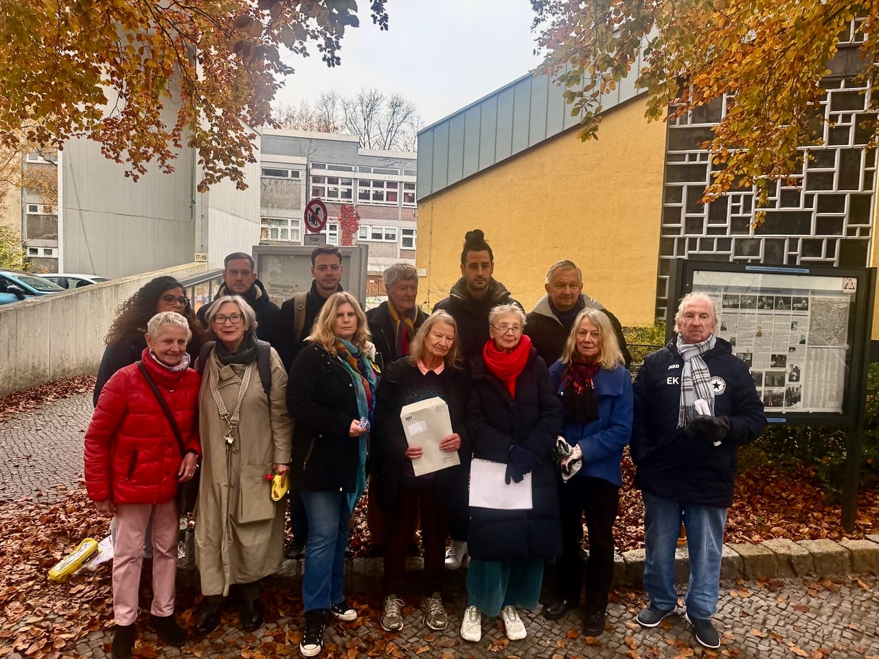Un gruppo di attiviste e attivisti di Spd Berlino e della Federazione PD Germania fotografato in posa dopo aver pulito le pietre d’ inciampo per commemorare il Novemberpogrom 1938